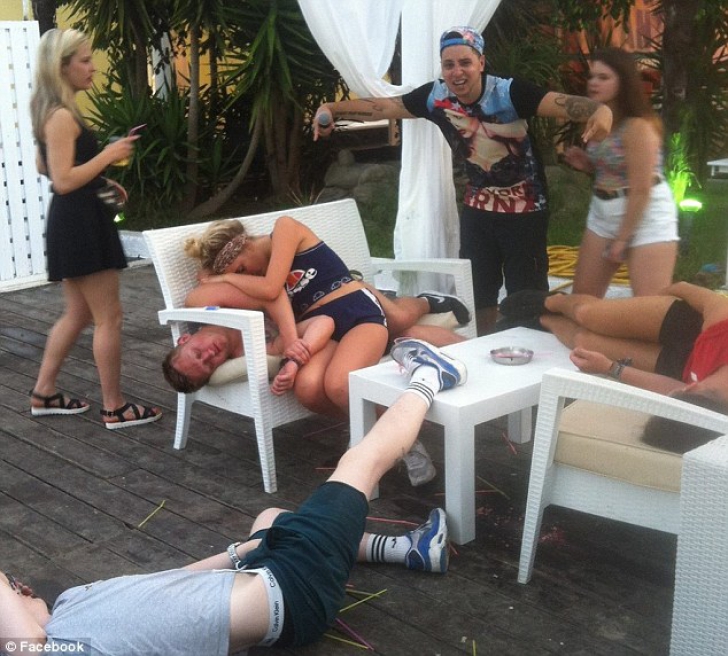Fotografiile ruşinii: cum se distrează tinerii britanici în Grecia GALERIE FOTO amuzantă