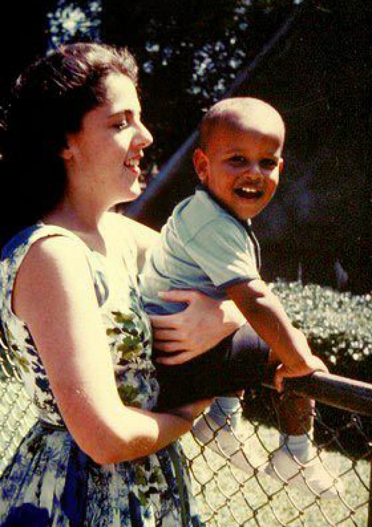 Barack Obama, la 2 ani, alături de mama sa. Cum arăta președintele SUA