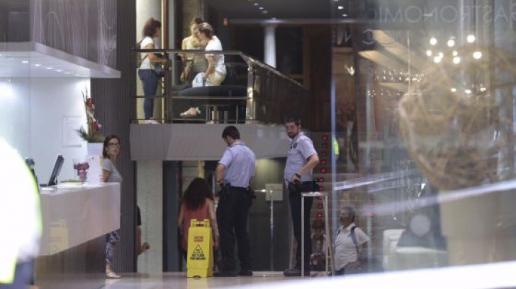 Împușcături în fața unui hotel din Barcelona. Două persoane au fost rănite. Atacatorul a fugit