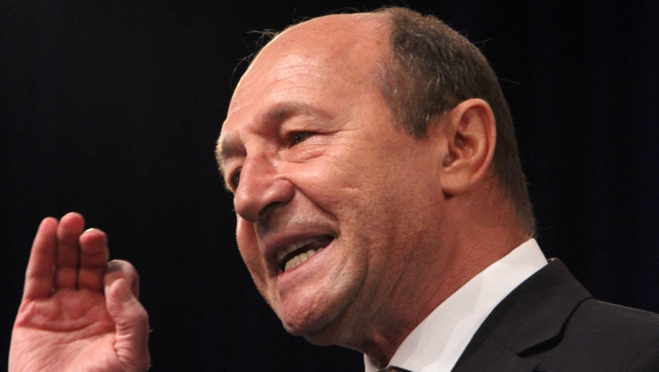 Socrul lui Traian Basescu, înmormântat cu onoruri militare, în prezenţa a sute de persoane