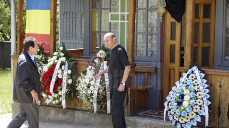 FOTO. Băsescu a ajuns la Suceava, pentru înmormântarea socrului său. Fostul președinte, îndurerat
