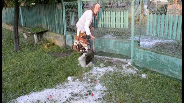 Furtuna cu grindină a făcut ravagii în Dâmboviţa: "Zici că era zăpadă, cu viscol" VIDEO