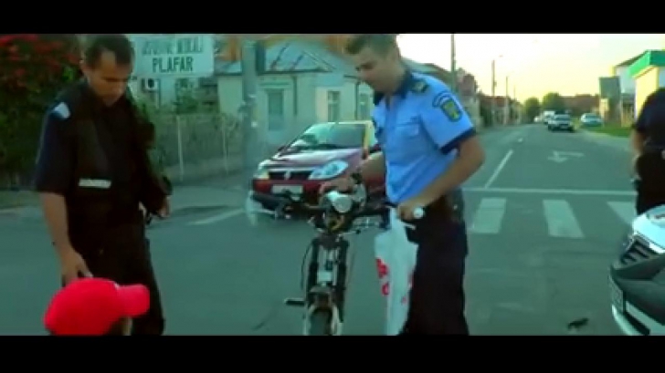 IMAGINI INCREDIBILE Biciclist lovit de un echipaj de POLIŢIE! Oamenii legii fug de la faţa locului!