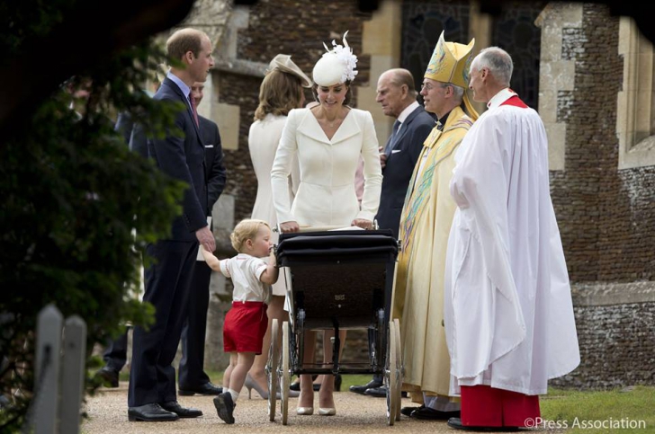 Botezul prințesei Charlotte. Imagini emoționante, lângă frățiorul său, prințul George