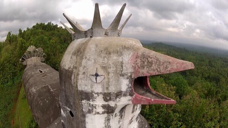O biserică abandonată din Indonezia seamănă izbitor cu o pasăre uriașă