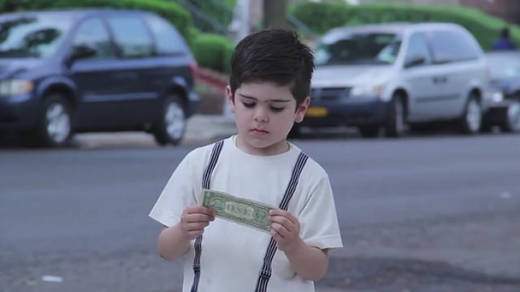 I-a dat unui băieţel 1 dolar. Ce s-a întâmplat mai departe? Filmuleţul a devenit viral 