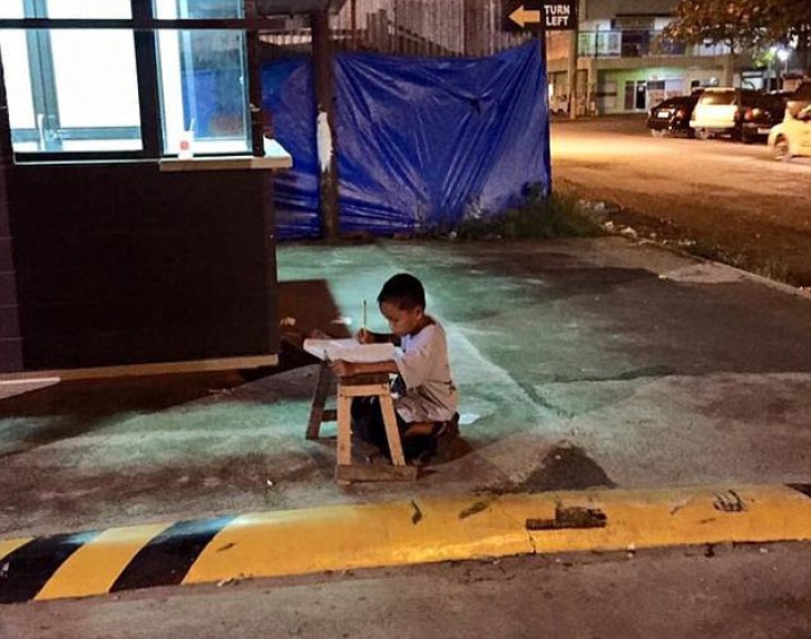 Imagine virală. Ce a făcut acest copil fără adăpost a emoționat o lume întreagă