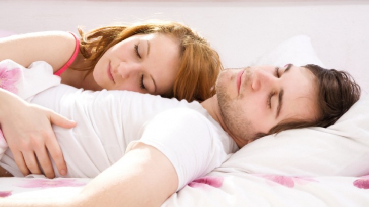 Ce spune poziţia în care dormi despre relaţia ta