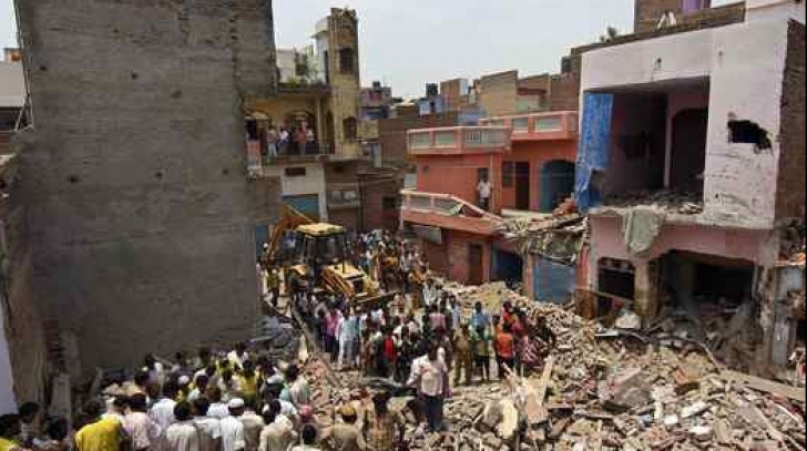 5 persoane şi-au pierdut viaţa în India în urma prăbuşirii unei clădiri cu 4 etaje! VIDEO
