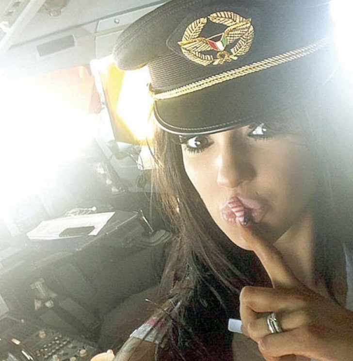 Actriţa XXX Chloe Mafia a pilotat un avion de pasageri, în timp ce căpitanul o pipăia