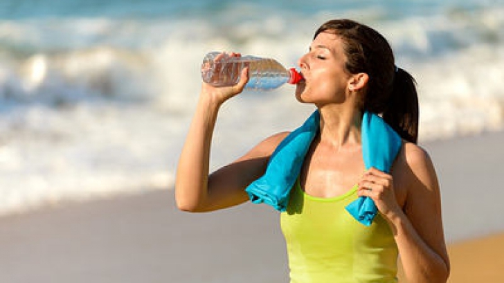 Cum să te hidratezi corect cu apă minerală în timpul caniculei