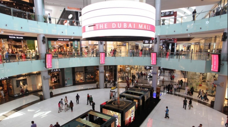 Daţi o „raită” la cumpărături în cel mai mare centru comercial din lume: Dubai Mall