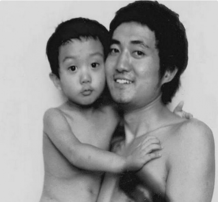 An de an, 30 de ani, a refăcut o poză cu fiul său. Ultima e pur și simplu emoționantă