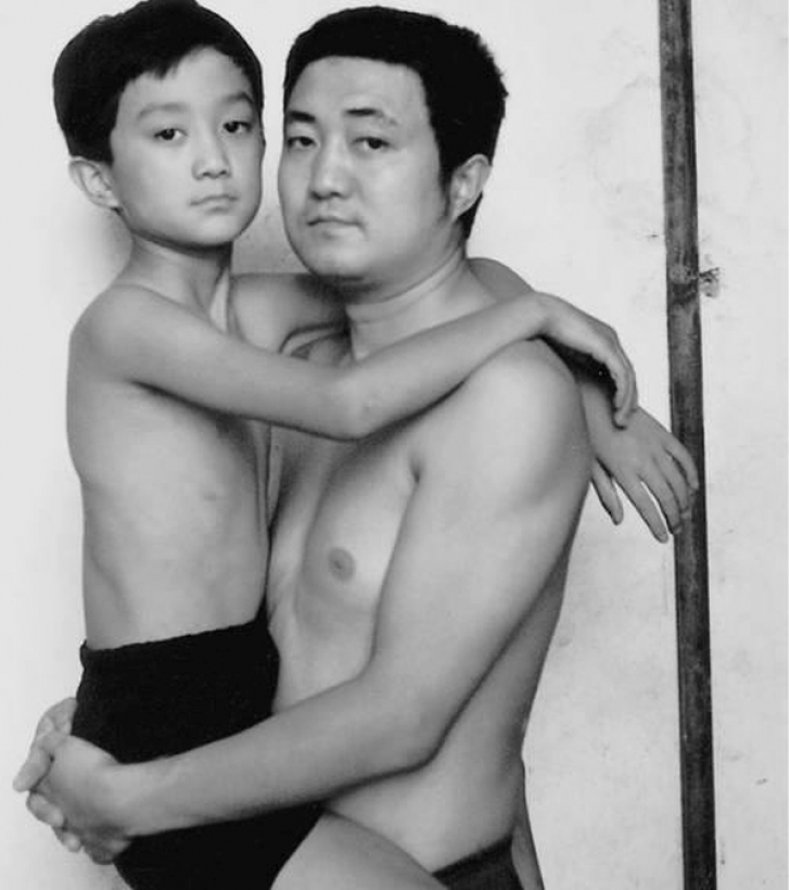 An de an, 30 de ani, a refăcut o poză cu fiul său. Ultima e pur și simplu emoționantă