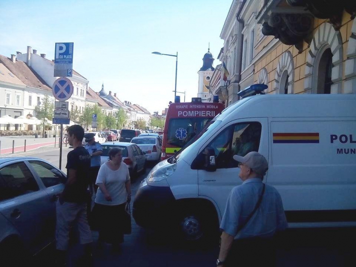 Poliția și SMURD-ul, blocate de o mașină parcată nesimțit în centrul Clujului. Ce a pățit șoferul
