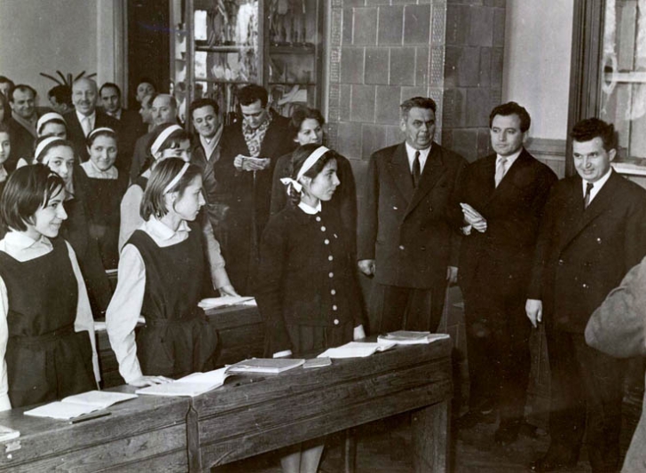 Comise de examinare din perioada comunismului care vizitează liceul “Nicolae Bălcescu din Bucureşti”