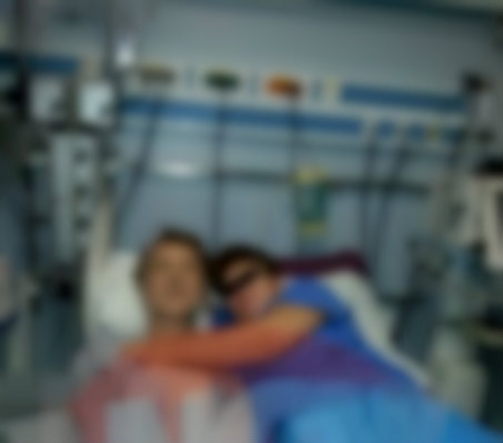 Cine este femeia care s-a fotografiat cu Gabriel Cotabiţă pe patul de spital
