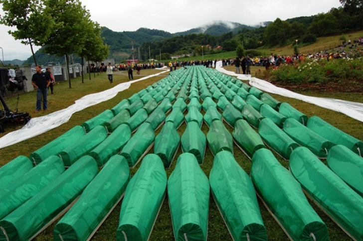 Bosnia comemorează 20 de ani de la masacrarea a 8000 de bărbați musulmani. Ce are loc astăzi