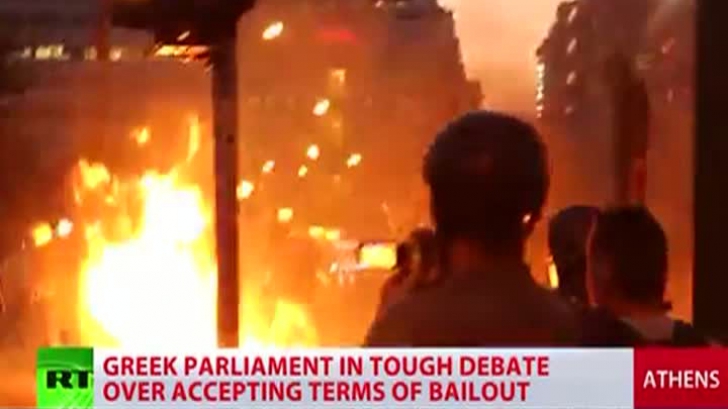 Scene dramatice în Grecia: discuţii aprinse în Parlament, proteste violente în stradă