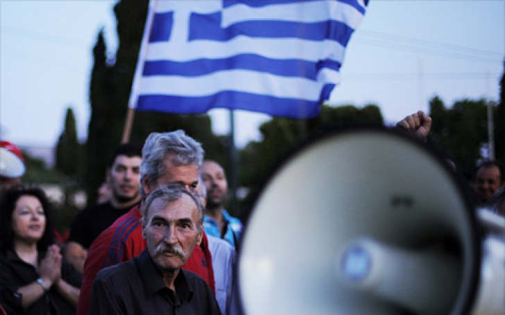 Grecia, cu pistoul la tâmplă