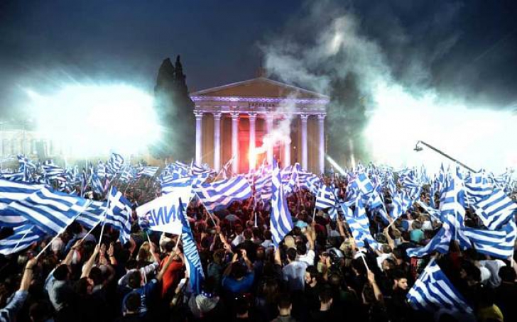 IMAGINI EMOŢIONANTE Grecia acum şi Grecia atunci: de la zâmbete şi petreceri la lacrimi şi proteste