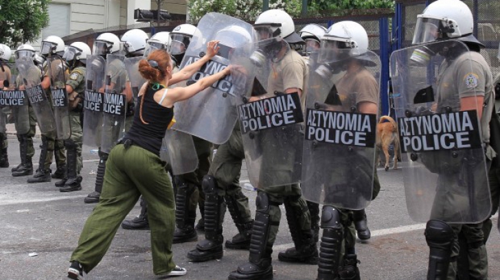 Confruntări sporadice între protestatari şi poliţie, în centrul Atenei