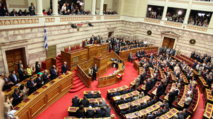 Majoritatea guvernului Tsipras se clatină în pragul votului crucial pentru planul de împrumut