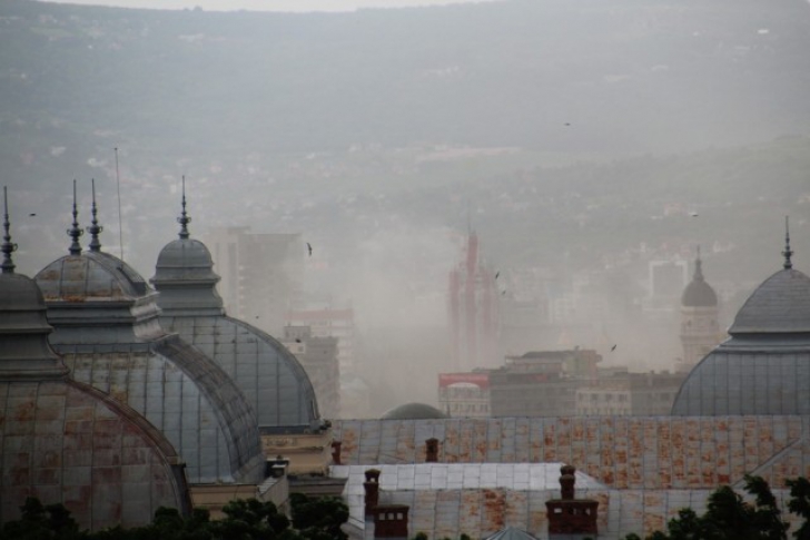 Cum arată "cel mai poluat oraş din România": acoperit cu o pâclă de praf