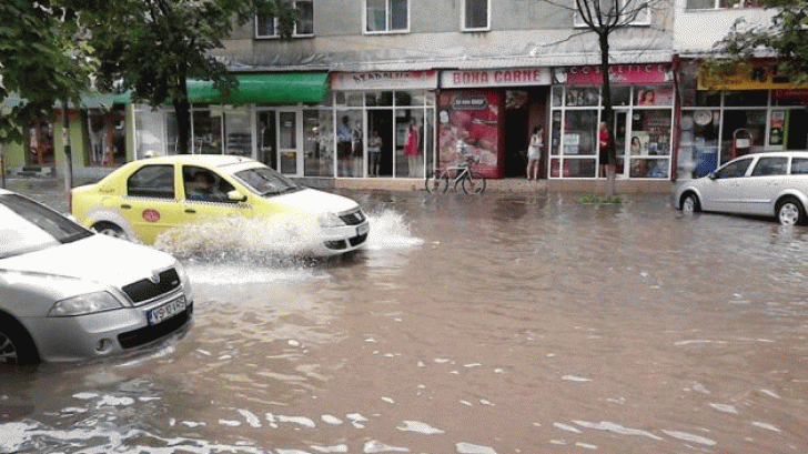 Prăpăd după ploaia torenţială de 60 de minute, în oraşul Bârlad: apă de jumătate de metru pe străzi
