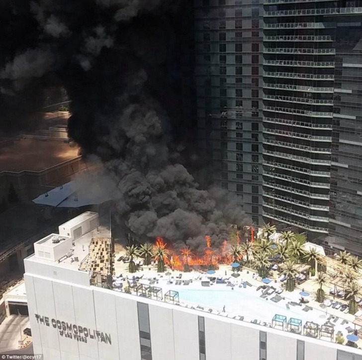 Imagini șocante! Incendiu de amploare la un hotel din Las Vegas!