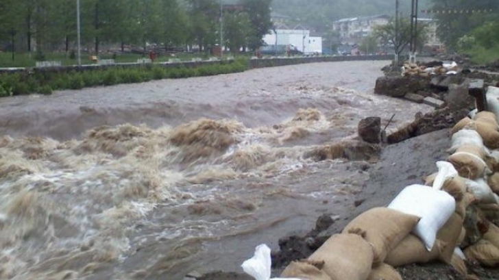 Cod galben de inundații pentru râuri din cinci județe din Moldova și Transilvania 