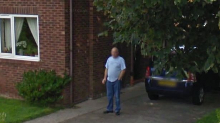 Cum a fost surprins un bărbat, în fața casei, de pozele Google Street View. Soția sa a luat foc
