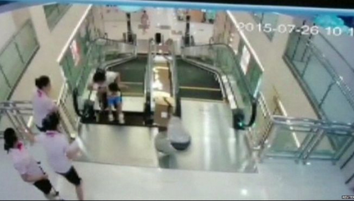 Oroarea de la Mall! O tânără a fost ucisă de scările rulante dintr-un mare centru comercial chinez