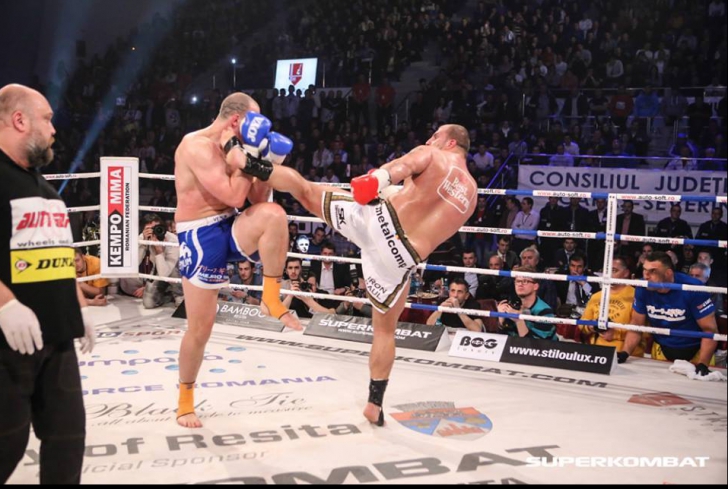 Bătaie ca-n filme la gala Superkombat Constanţa. Capul de afiş al galei, meciul Stoica - Sikking