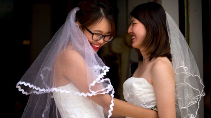 Puterea exemplului SUA: Două lesbiene din China își „oficializează” relația interzisă oficial