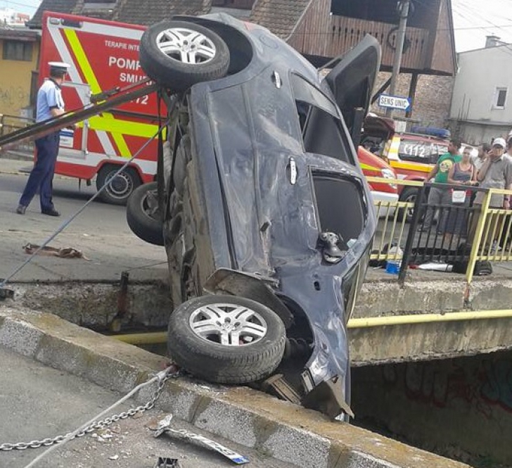 Accident spectaculos în Târgu Mureş. O maşină cu patru pasageri s-a oprit în ultimul moment - FOTO