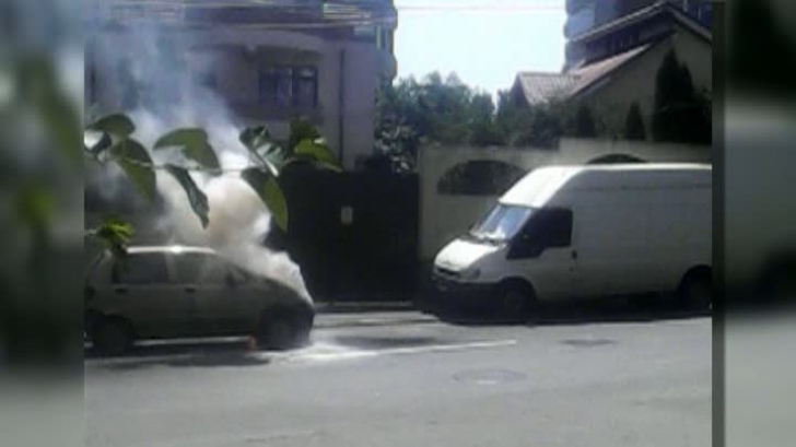 Maşină în flăcări, pe o stradă centrală din Galaţi. Automobilul era pe drum către service