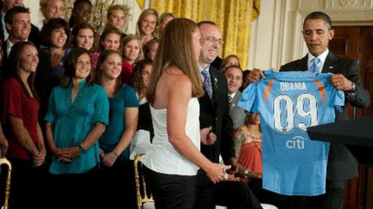 Față de Clinton, Obama n-are gusturi rele: a invitat Naţionala de fotbal feminin a SUA la Casa Albă