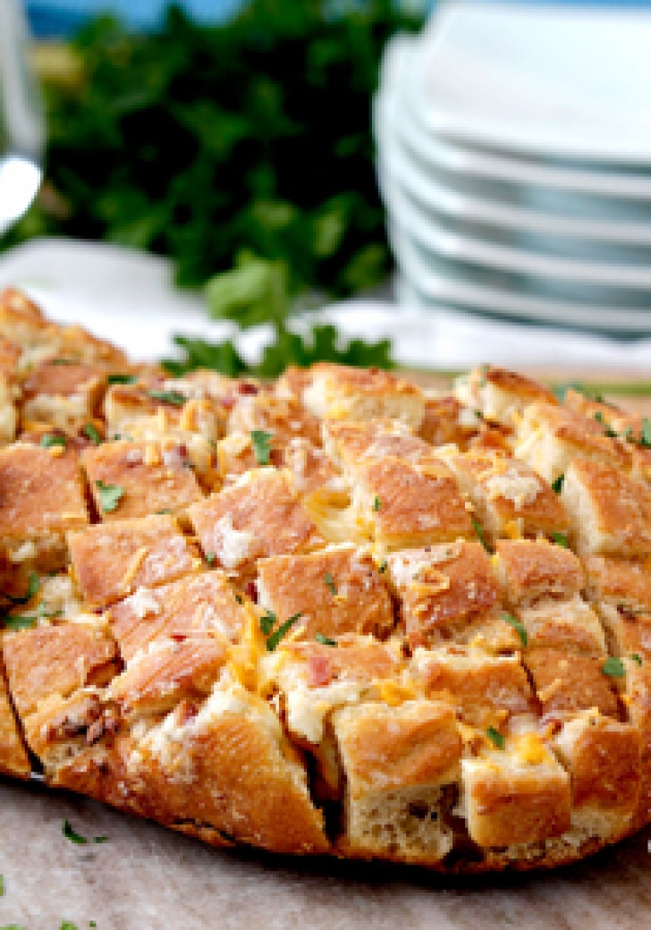 Pâine umplută cu usturoi şi brânză, gata în doar 30 de minute!