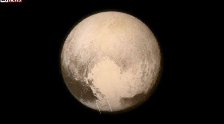 Incredibila planetă Pluto, declasată de savanţi, e acoperită de uriaşi munţi de gheaţă