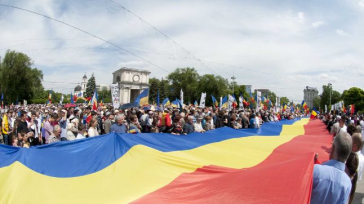 Basarabia, unirea simbolică cu România. Sute de oameni au refăcut ”Podul de flori” de la graniță