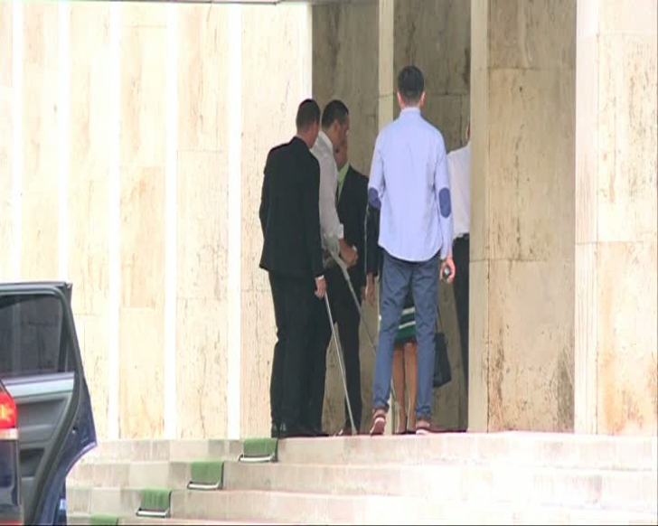 Victor Ponta s-a întors în țară. Premierul a mers la Guvern cu barbă şi în cârje / Foto: Captura video