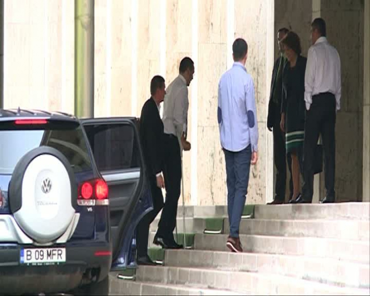 Victor Ponta s-a întors în țară. Premierul a mers la Guvern cu barbă şi în cârje / Foto: Captura video
