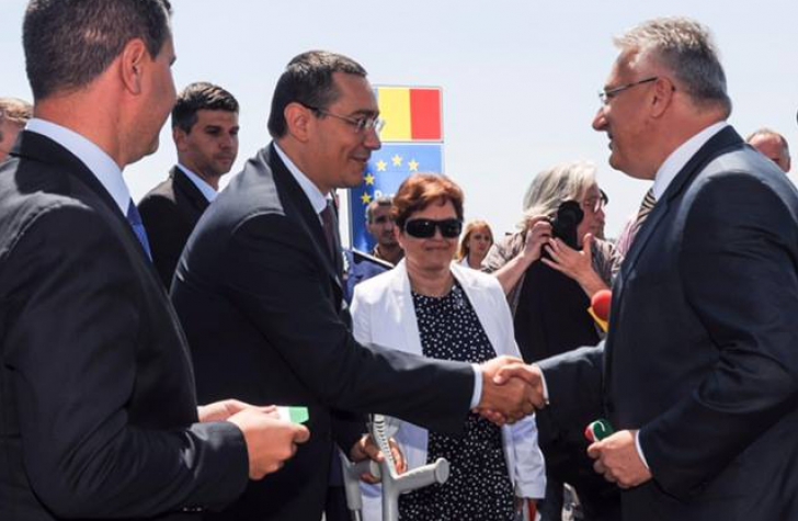Victor Ponta, în cârje, a inaugurat 10 kilometri din autostrada ce leagă România de Ungaria