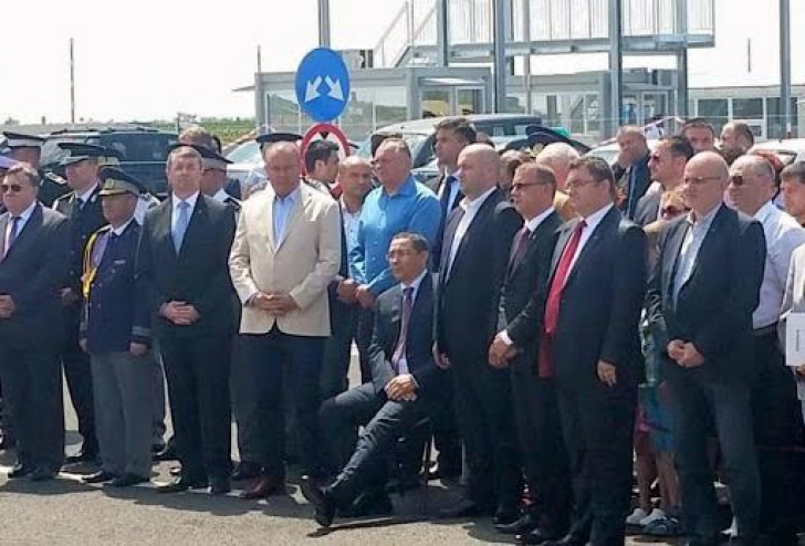 Victor Ponta, în cârje, a inaugurat 10 kilometri din autostrada ce leagă România de Ungaria