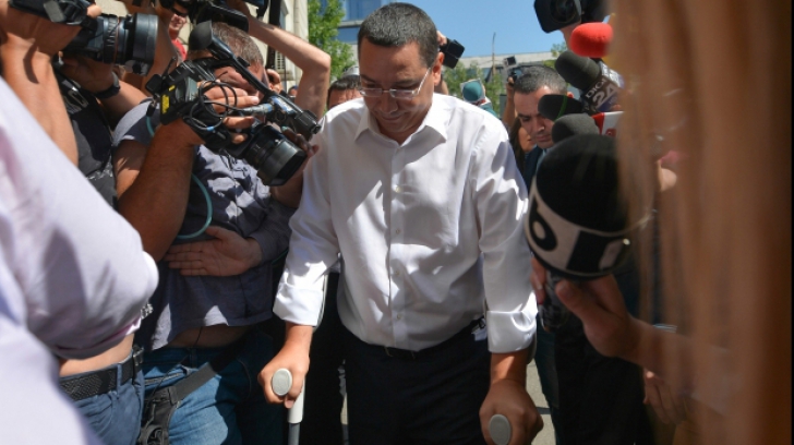 Victor Ponta a intrat în colimatorul presei internaţionale după ce a ieşit în cârje de la DNA