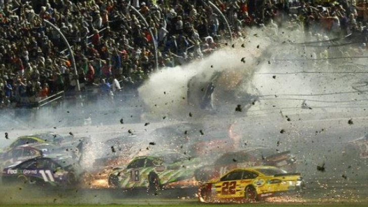 Clipe de groază la NASCAR! O maşină a zburat în gardul de protecţie. Peste 20 de maşini, făcute praf / Foto: USA Today