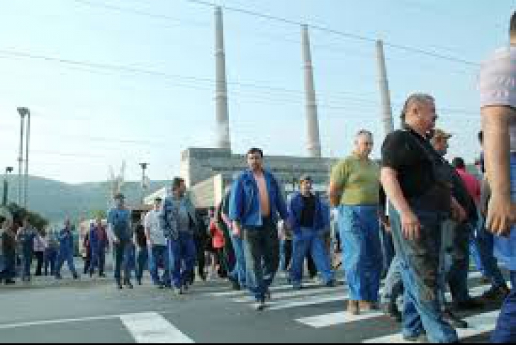 Protest spontan la termocentrala Mintia. 250 de oameni au ieşit în stradă
