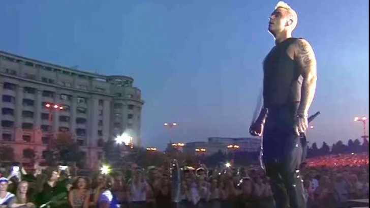 "Nu ştiam că-s atât de iubit aici," le-a spus Robbie Williams fanilor, la Bucureşti