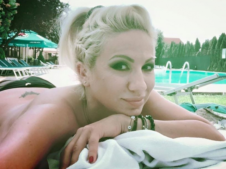 Voluptoasa Rocsana Marcu a făcut plajă topless, la piscină